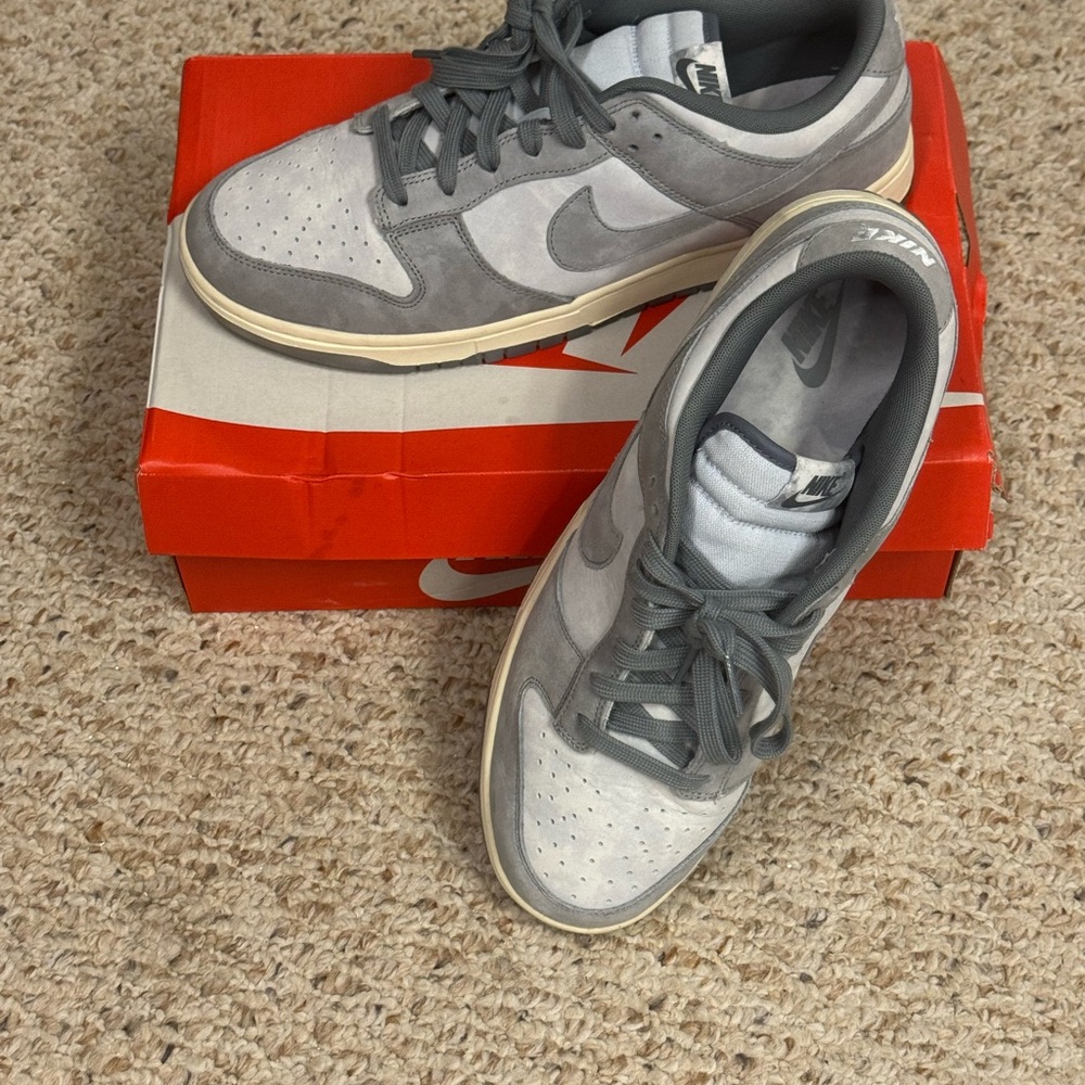 Nike Gray Sneakers Classic Low-Top Design